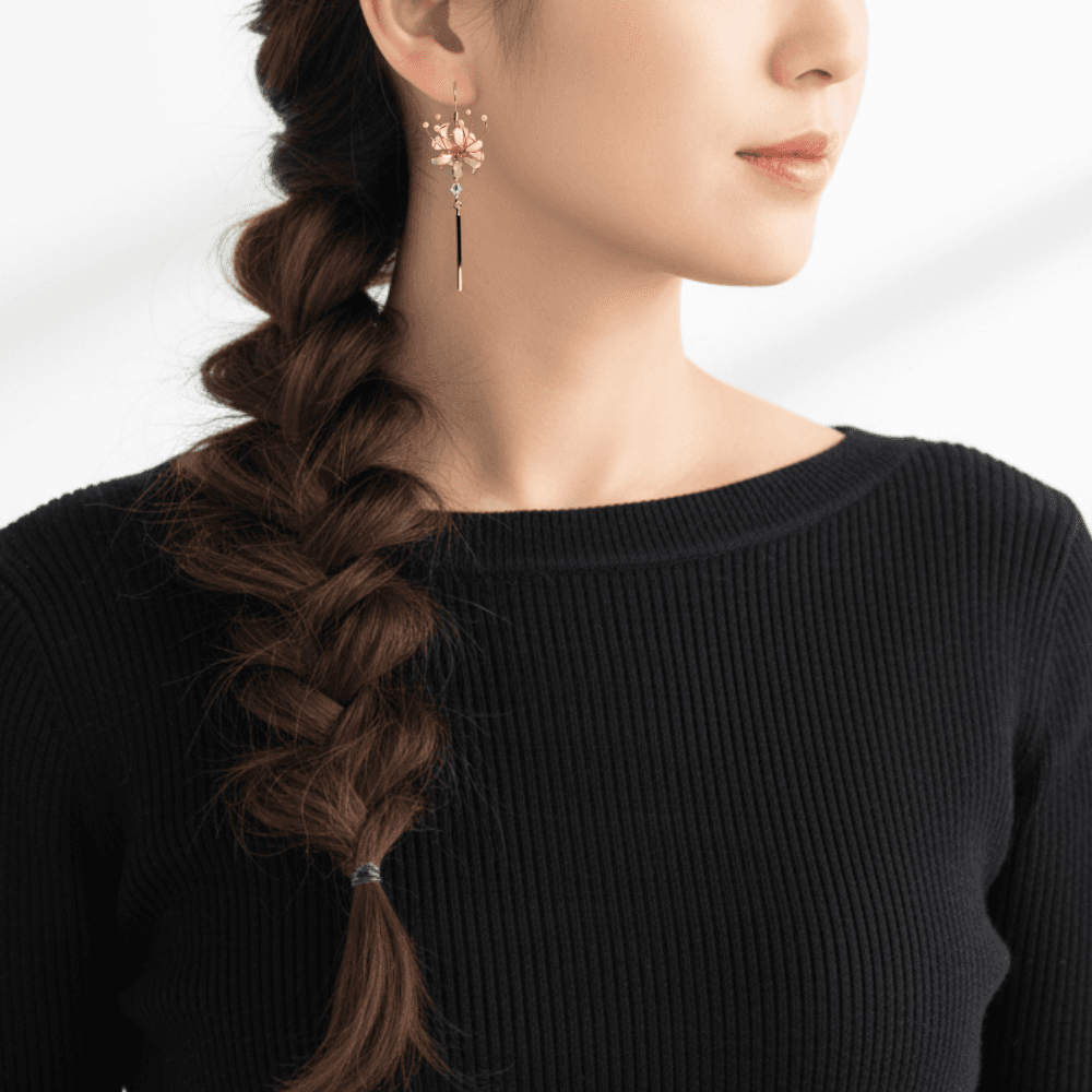 【彼岸花／曼珠沙華】ピアス ホワイト／サージカルステンレス／揺れる／レジン×ワイヤー／幻想的な白／和装／受注製作 | 3枚目